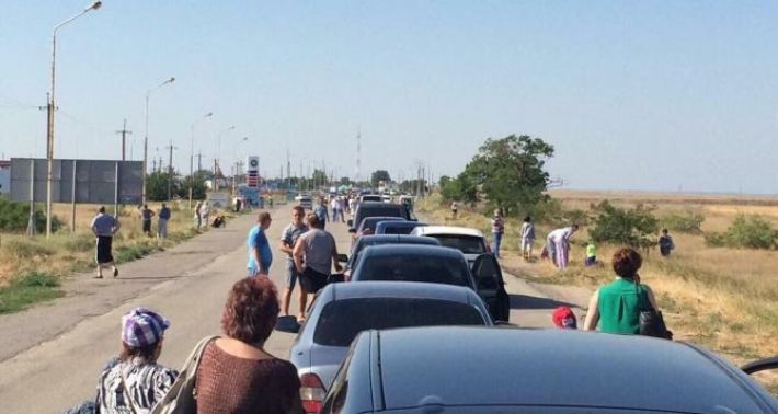 Жители Мелитополя уже сутки стоят на границе с Крымом