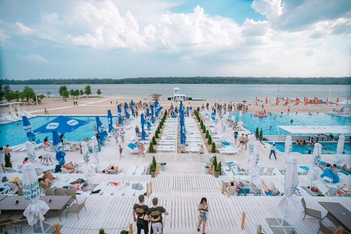 В Запорожье открывают бассейн под открытым небом (фото)