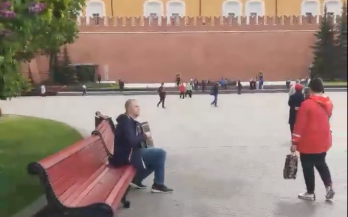Прямо под стенами Кремля мужчина сыграл 