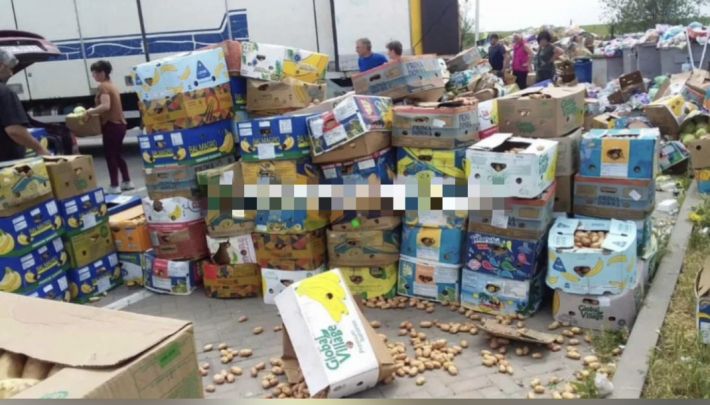 Тонны овощей из Мелитополя выбросили на блокпосту в Васильевке (фото)
