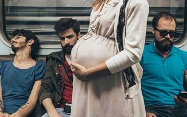 В Мелитополе в маршрутке парень отказался уступить место беременной женщине