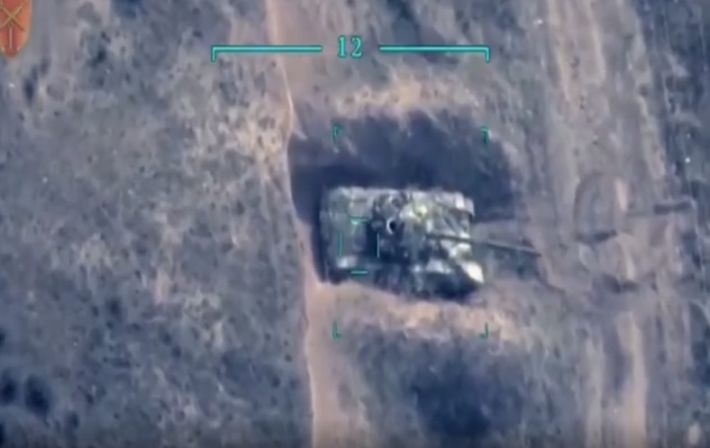 "Байрактар" уничтожает два российских танка. ВИДЕО