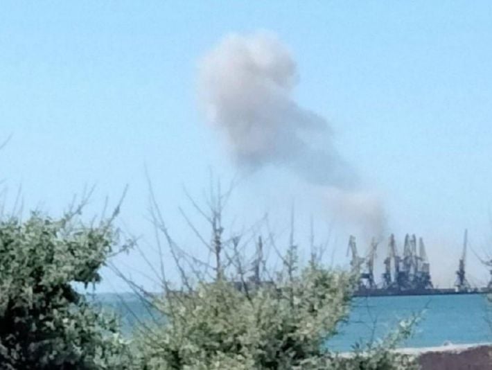 В оккупированном Бердянске в районе морского порта прогремело два сильных взрыва (видео)