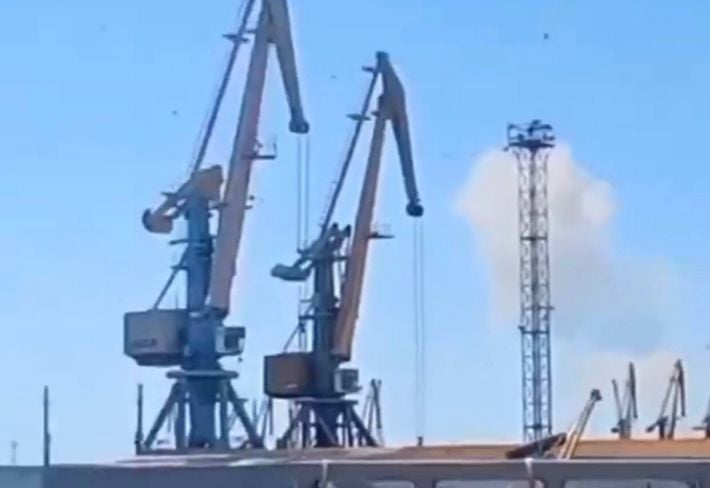 Появились предварительные данные о том, что взорвалось вчера в порту Бердянска (видео)