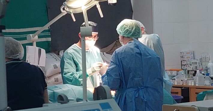 В прифронтовом мобильном госпитале военные врачи Запорожья спасли бойца ВСУ с проникающим ранением в сердце
