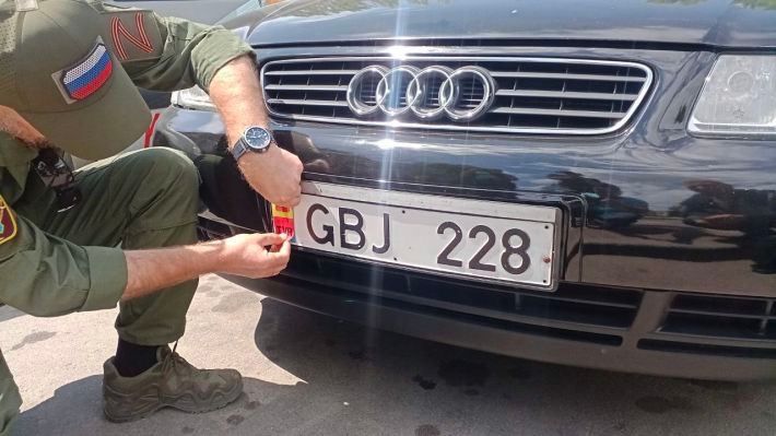 В Мелитополе предатели-полицаи снимают номера с автомобилей и оставляют записки
