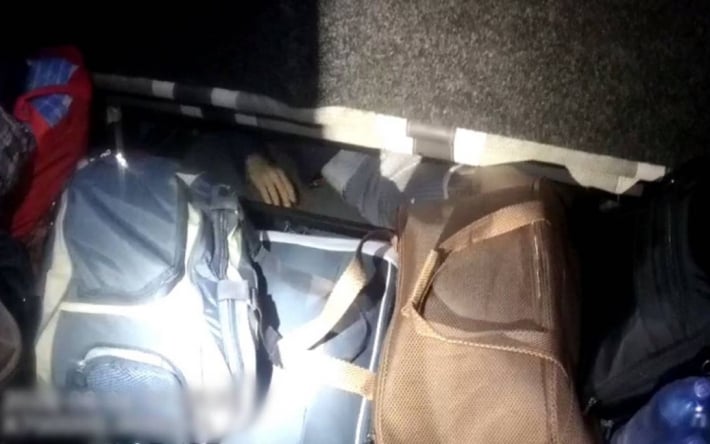 Прикинулся чемоданом: на границе задержали 19-летнего уклониста, спрятавшегося в багажнике авто (видео)