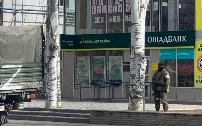 Жители Мелитополя делятся опытом снятия денег с банковской карточки в отсутствии связи