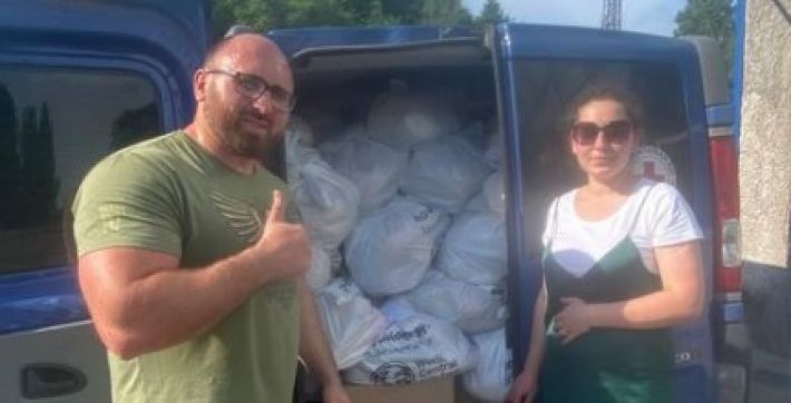 Мелитопольские волонтеры доставили продукты в одну из горячих точек (фото)