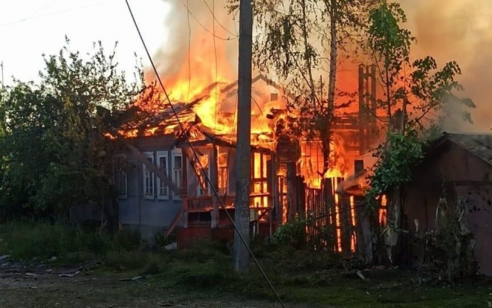 Россия из артиллерии и минометов ударила по Сумщине: вспыхнули дома и линия электропередач (фото)
