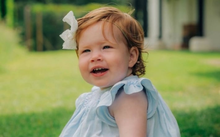Дочь Меган и Гарри появилась на первом официальном фото в платье любимого детского бренда Кейт Миддлтон
