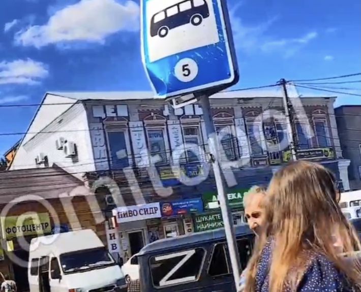 В Мелитополе из-за Z автомобилей пассажиров маршрутки забирают посреди проезжей части (видео)