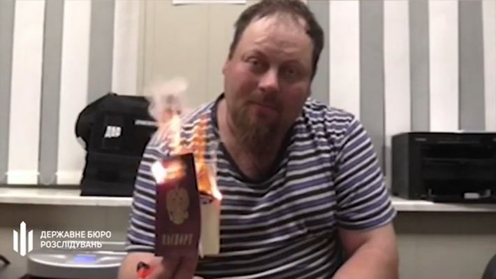 Уроженец Магадана в Одессе публично сжег свой российский паспорт (видео)