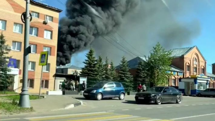 Под Москвой тушили пожар на заводе, где производят военную оптику: видео