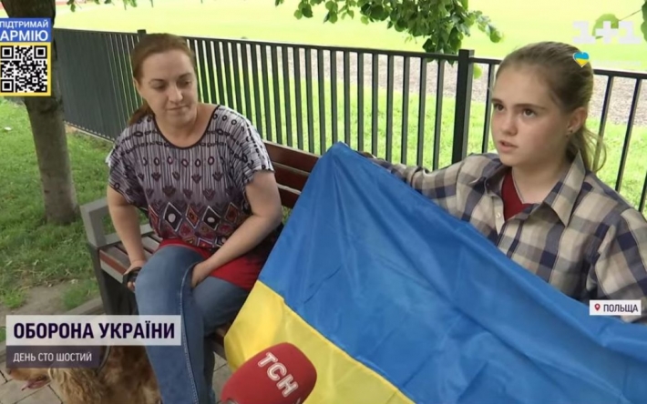 "Мариупольские националистки" прошли фильтрацию россиян, но смогли вывести украинский флаг из местной школы