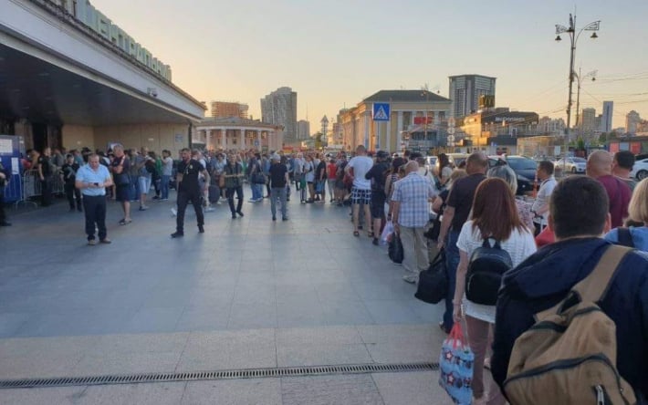 55 минут в очереди: на вокзале в Киеве пассажиры возмущены из-за новых металлоискателей (фото)