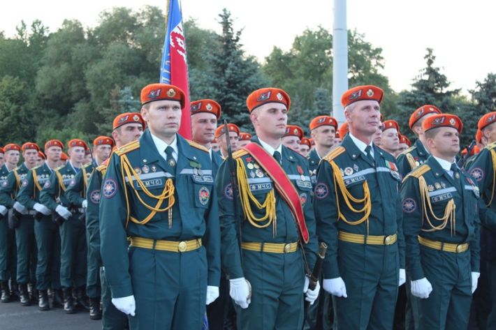В Беларуси спасателями МЧС выдают оружие, объясняя это нормами Женевской конвенции