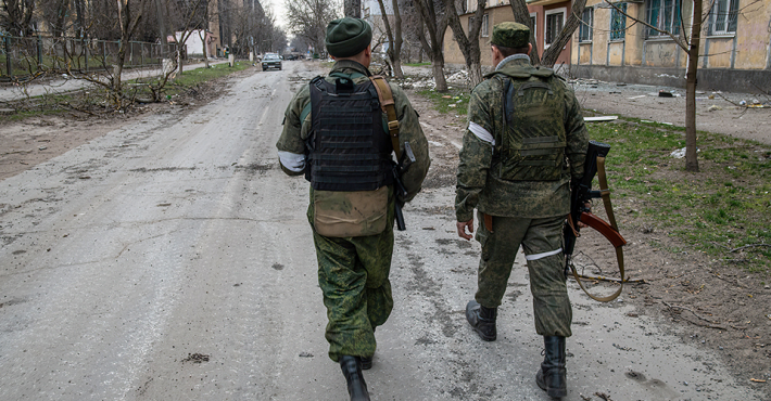 Моют ноги: в Запорожской области бурятские солдаты прислуживают чеченцам