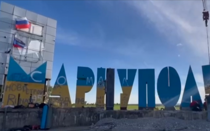 "Какие дизайнеры, такая и стела": в Мариуполе оккупанты "из говна и палок" слепили русское название города