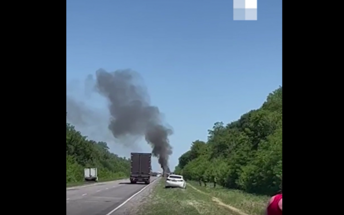 В Ростовской области посреди трассы вспыхнул БТР с боекомплектом: на месте ДТП раздавались взрывы (видео)