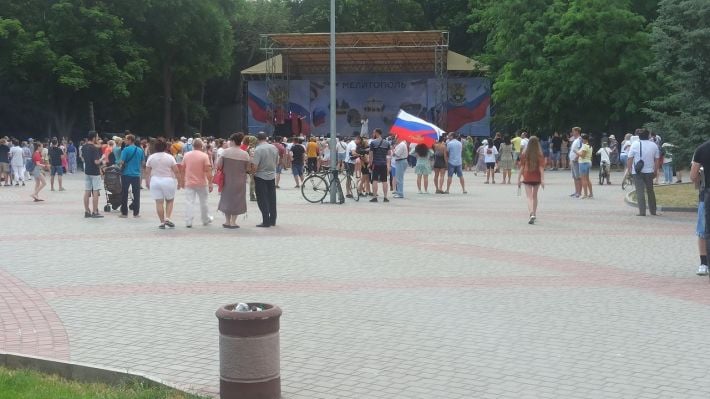 Праздник превыше всего: после мощного взрыва в Мелитополе рашисты продолжили отмечать День россии (видео)