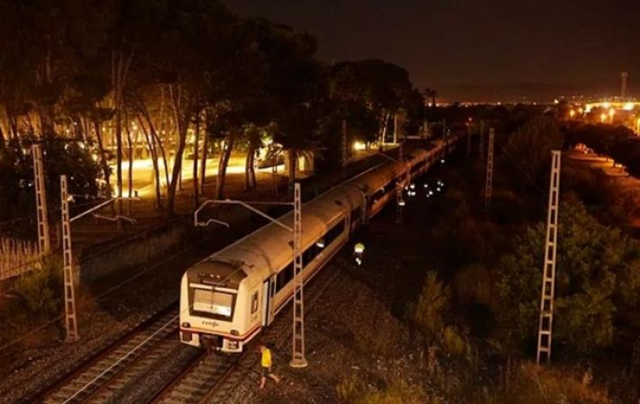 В Испании столкнулись поезд и локомотив, 30 пострадавших