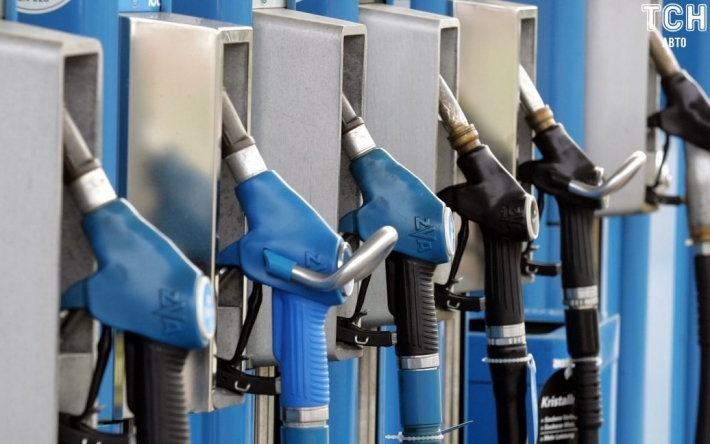 АЗС Украины скорректировали цены на все виды топлива: за сколько теперь ими можно заправиться