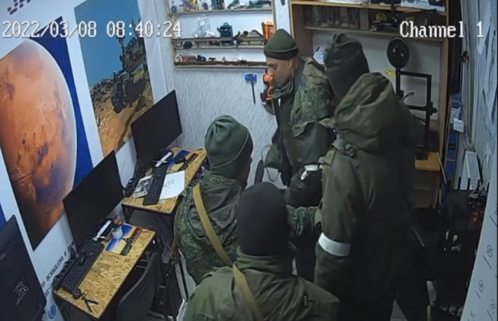 Российские солдаты обнесли конференц-центр в Приморске (видео)