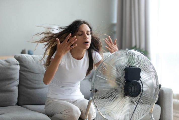 Как сохранить прохладу в комнате, если нет кондиционера: 7 лайфхаков для жаркого лета