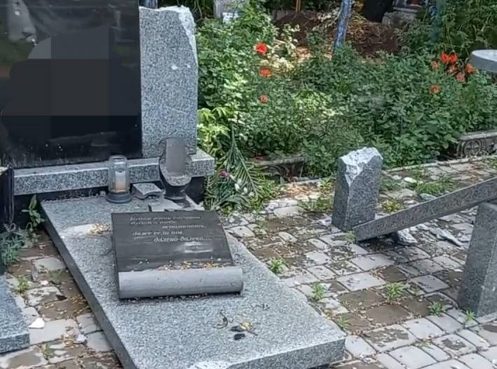 Российские захватчики обстреляли кладбище в Запорожской области (фото)