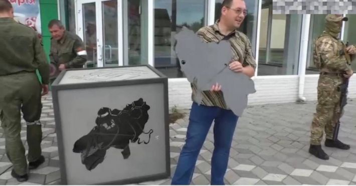 В Мелитополе оккупанты с коллаборантами демонтировали арт-объект (видео)