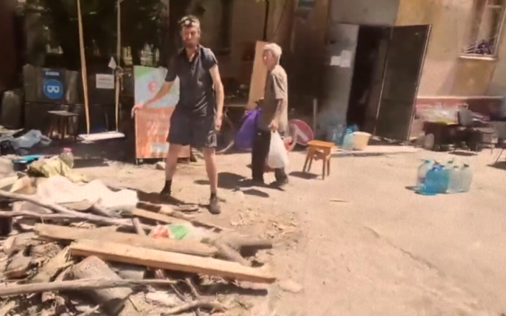 Ежедневный быт перешел на улицы: в Сети показали, как выживают люди в Мариуполе (видео)
