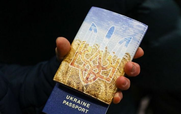 Украинцы смогут оформить паспорта за рубежом: детали решения Кабмина