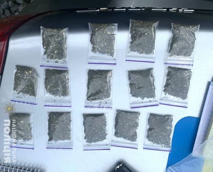 В Запорожье на блокпосту в маршрутке у одного из пассажиров обнаружили наркотики (фото)
