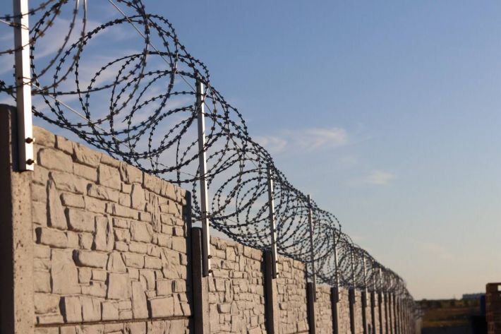 В Мелитополе оккупанты строят трехметровый забор вокруг новой комендатуры