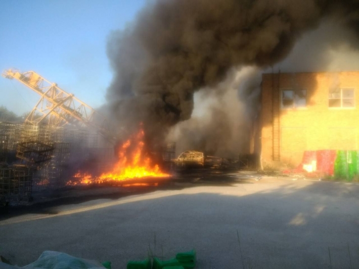 В городе Пологи горел хим-завод: есть ли опасность для жителей