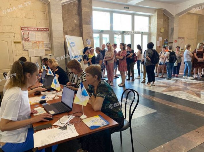 Сотни жителей Мелитополя пришли на открытие центра помощи «Саме тут» в Запорожье (фото, видео)