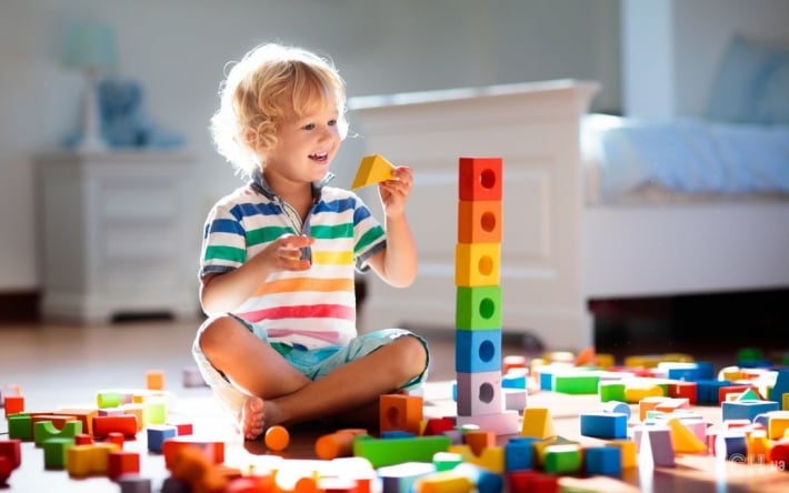 Как приучить ребенка не разбрасывать и собирать игрушки