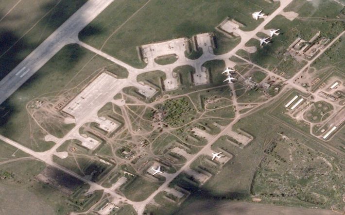 В Мелитополе российские захватчики пытаются восстановить аэродром