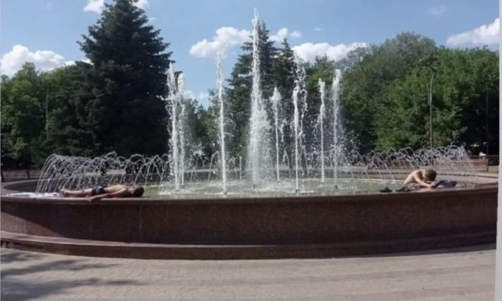 В Мелитополе подростки превратили фонтан в центральном парке в бассейн (фото)