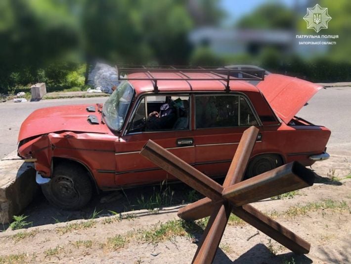 В Запорожье пьяный водитель на ВАЗе въехал в бетонный блок (ФОТО)