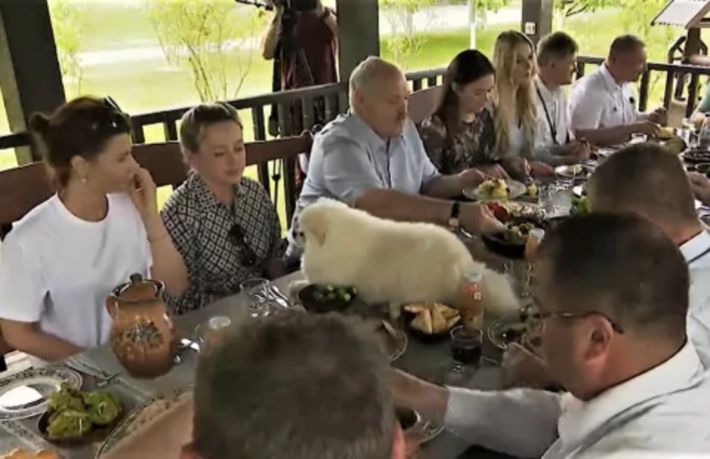 Лукашенко усадил пса на блюда во время обеда: гости не посмели возразить (Видео)