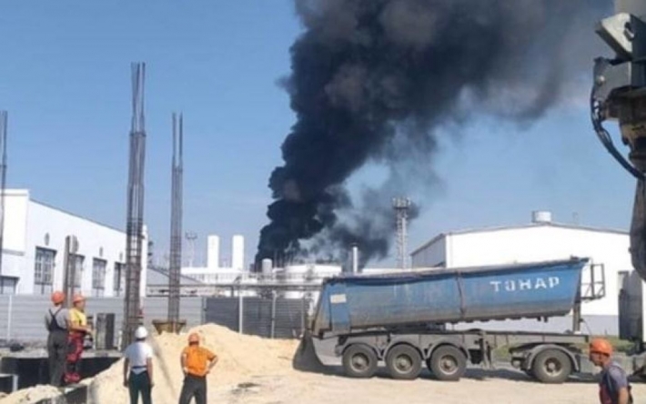 В Ростовской области на территории нефтеперерабатывающего завода произошел взрыв (видео)