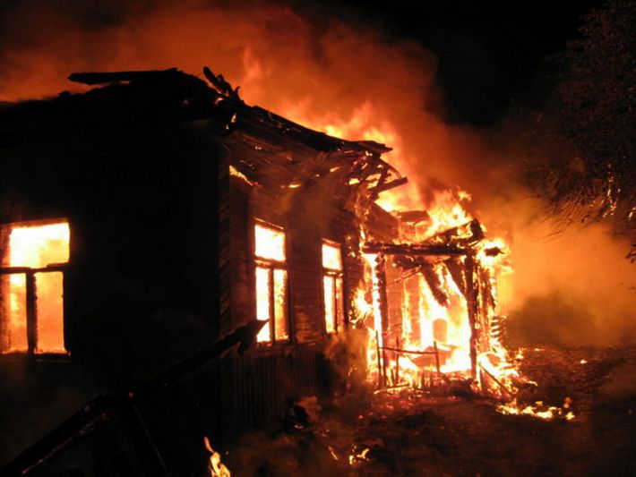 В Запорожской области молодой мужчина едва не сгорел в собственном доме