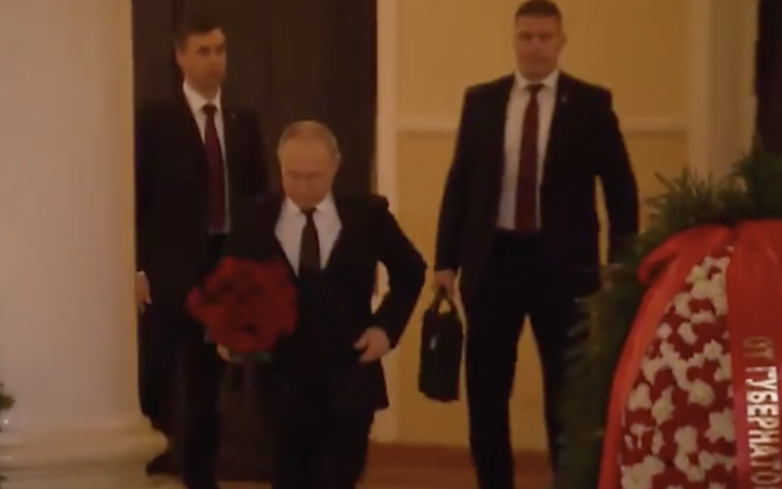 Ранен выстрелом в голову: охранник Путина, который носил ядерный чемоданчик, в тяжелом состоянии в больнице