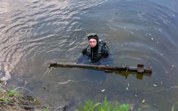 В Сумской области водолаз "выловил" переносной зенитно-ракетный комплекс "Игла" (фото)