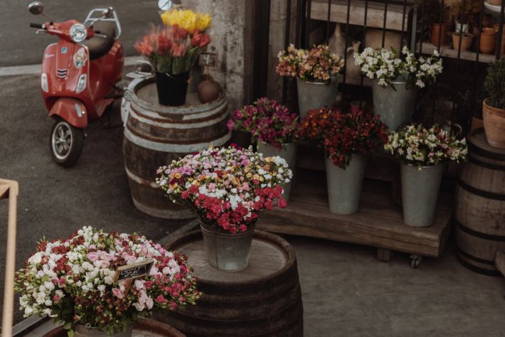 Удобство интернет магазина цветов перед цветочной лавкой