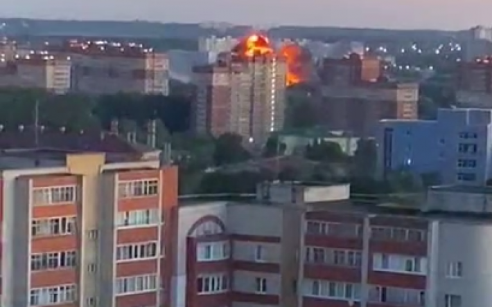 "Почему не в поле, с*ка!": момент падения военного самолета в России попал на видео