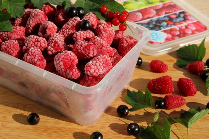 Как правильно замораживать ягоды, чтобы они не теряли форму, цвет и витамины: советы экспертов
