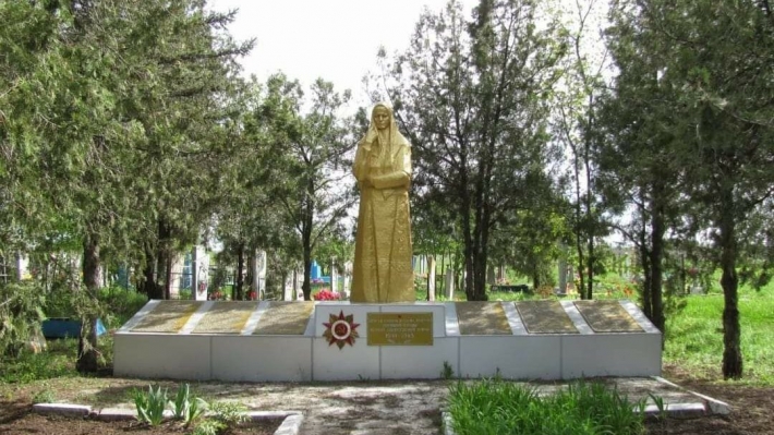 В Запорожской области российские захватчики разбили памятник времен Второй мировой